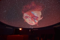 מופע פלנטריום ייחודי: מסע לפסקול שיריו של David Bowie